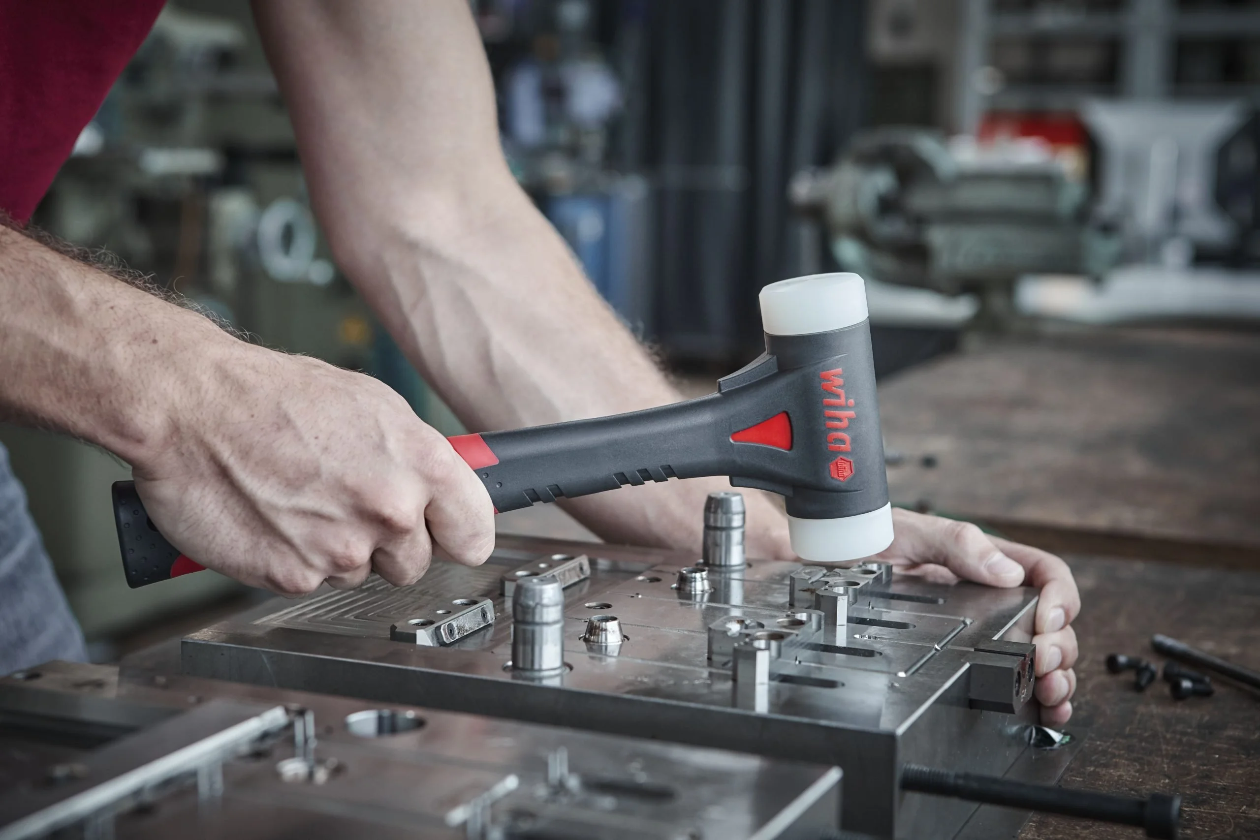 Wiha 44598 FibreBuzz® SB8041 Soft-Faced Dead Blow Hammer 40mm Dia - Image 2